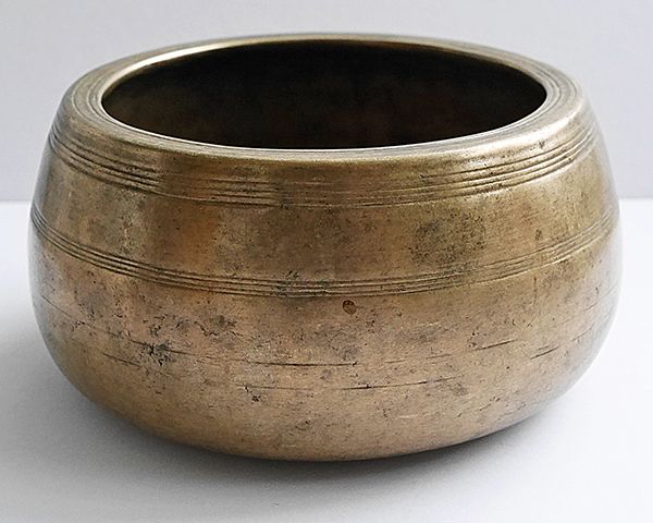 Rare Large Antique Mani Singing Bowl – F5 (717Hz)