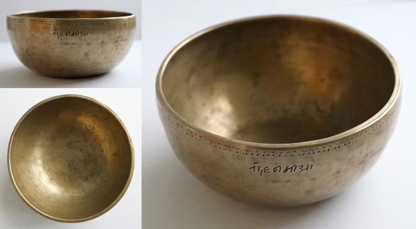 Pretty Antique Thadobati Singing Bowl – Eb4 & A5 - Inscription