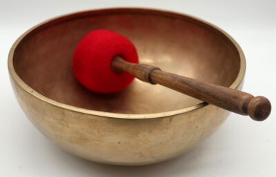 Lovely Large 9 ½ ” Antique Golden Jambati Singing Bowl – E3 & Perfect Pitch B4